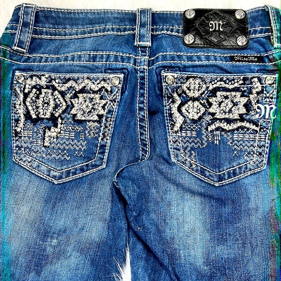 Miss Me jeans size 26 with glittering beads in the back of the jeans - Picture 2 of 11